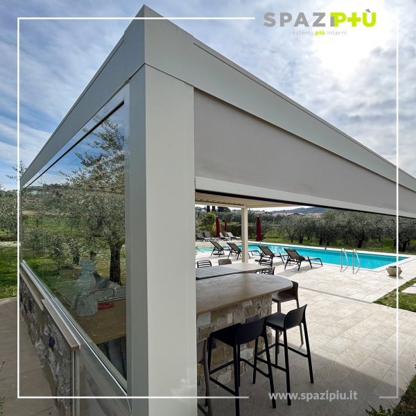 Pergola Bioclimatica con vetrate e tende di chiusura