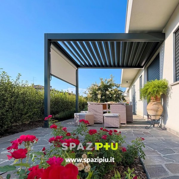 Pergola bioclimatica per l'accesso al giardino