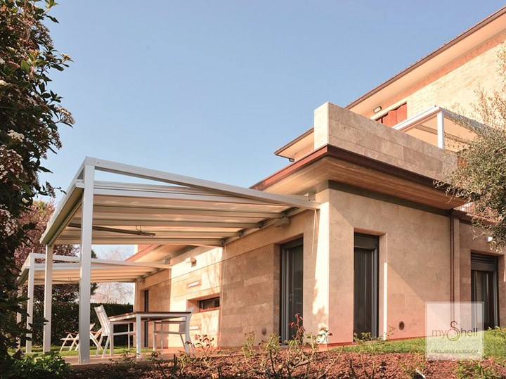 Pergola in alluminio con arcarecci portanti e copertura mobile