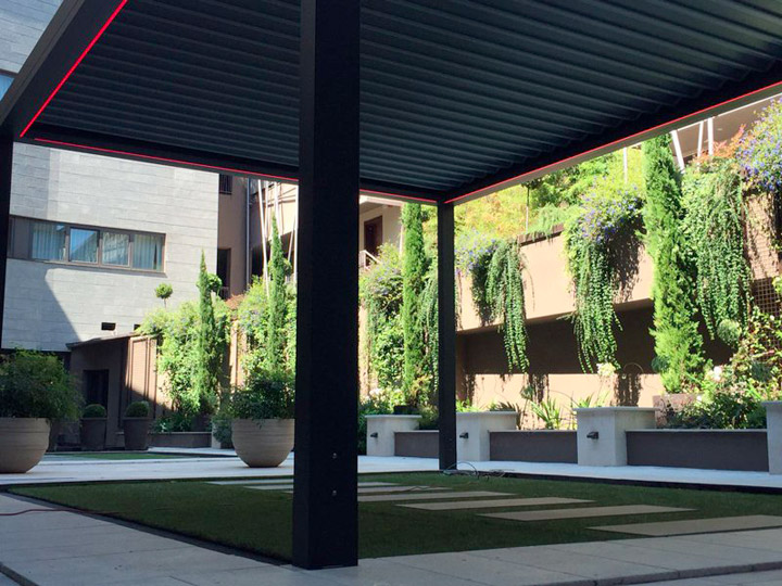 Pergola bioclimatica Vision di Pratic con lamelle frangisole