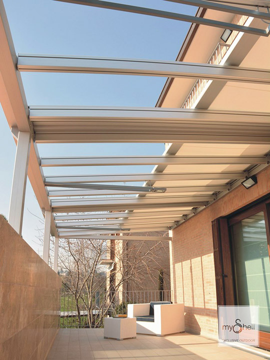 Pergola in alluminio con arcarecci portanti e copertura mobile
