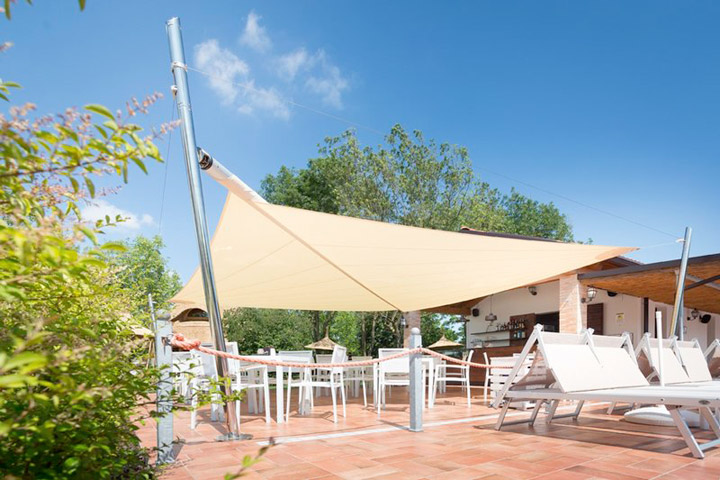 Vela ombreggiante motorizzata per giardino