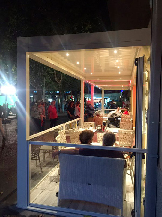 Paravento vetro/alluminio per dehor, locali, bar, ristoranti, gelaterie, birrerie