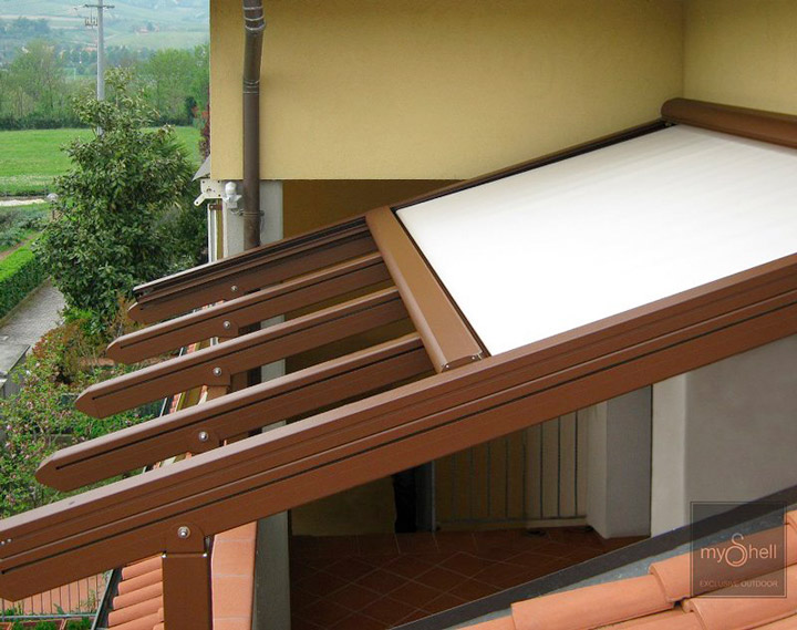 Pergola in alluminio con arcarecci portanti e copertura mobile