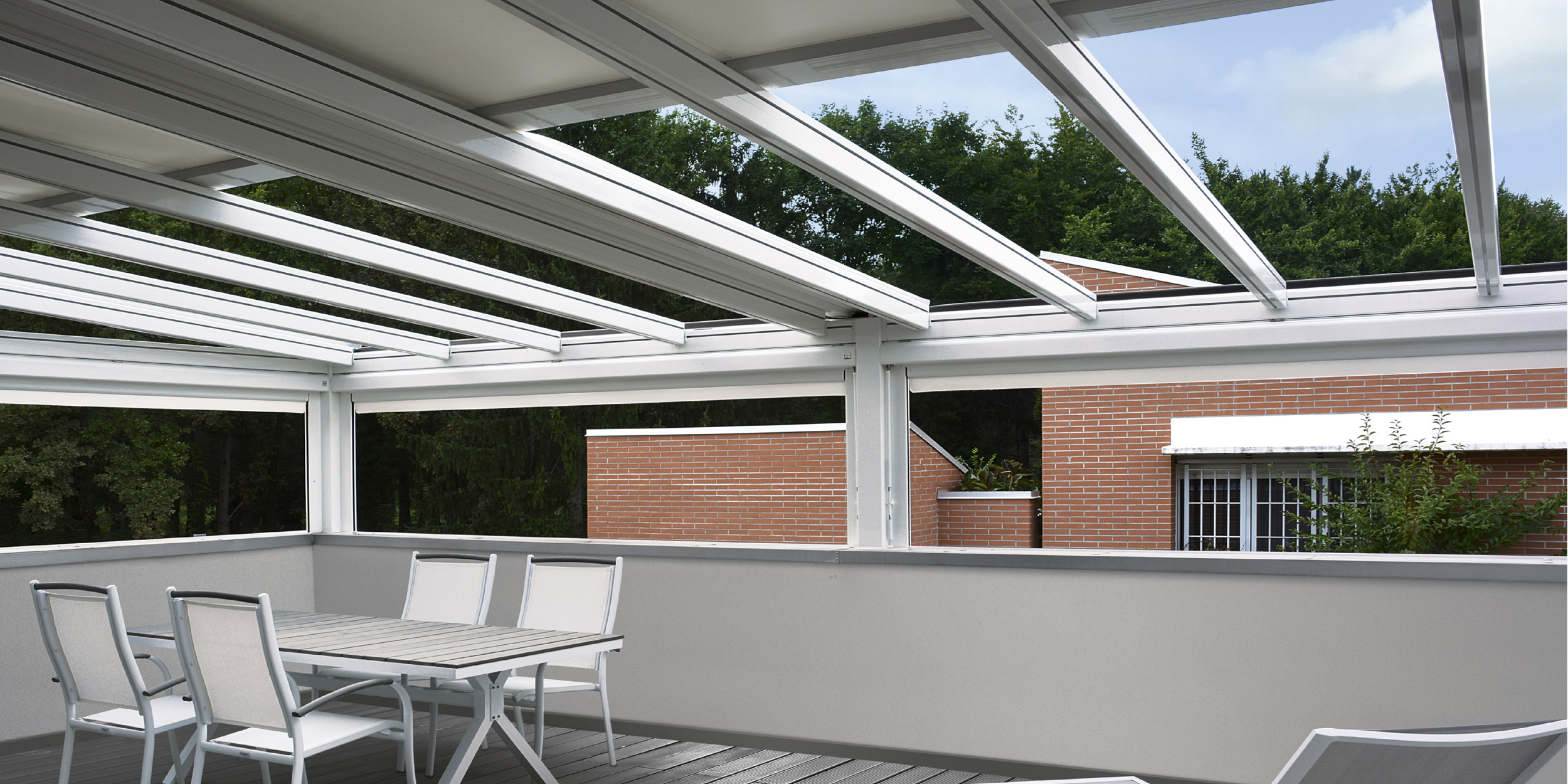 Pergola in alluminio con arcarecci portanti e copertura mobile