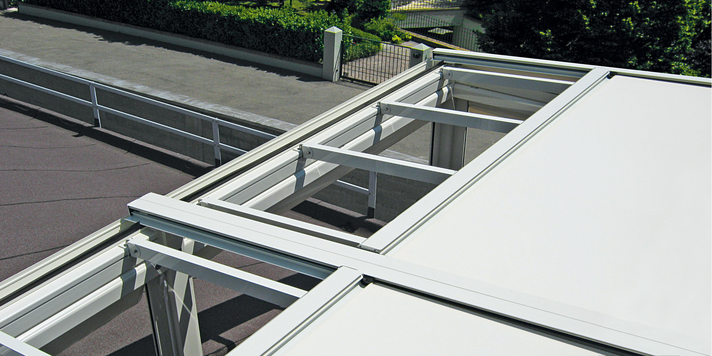 Pergola in alluminio con arcarecci portanti e copertura mobile