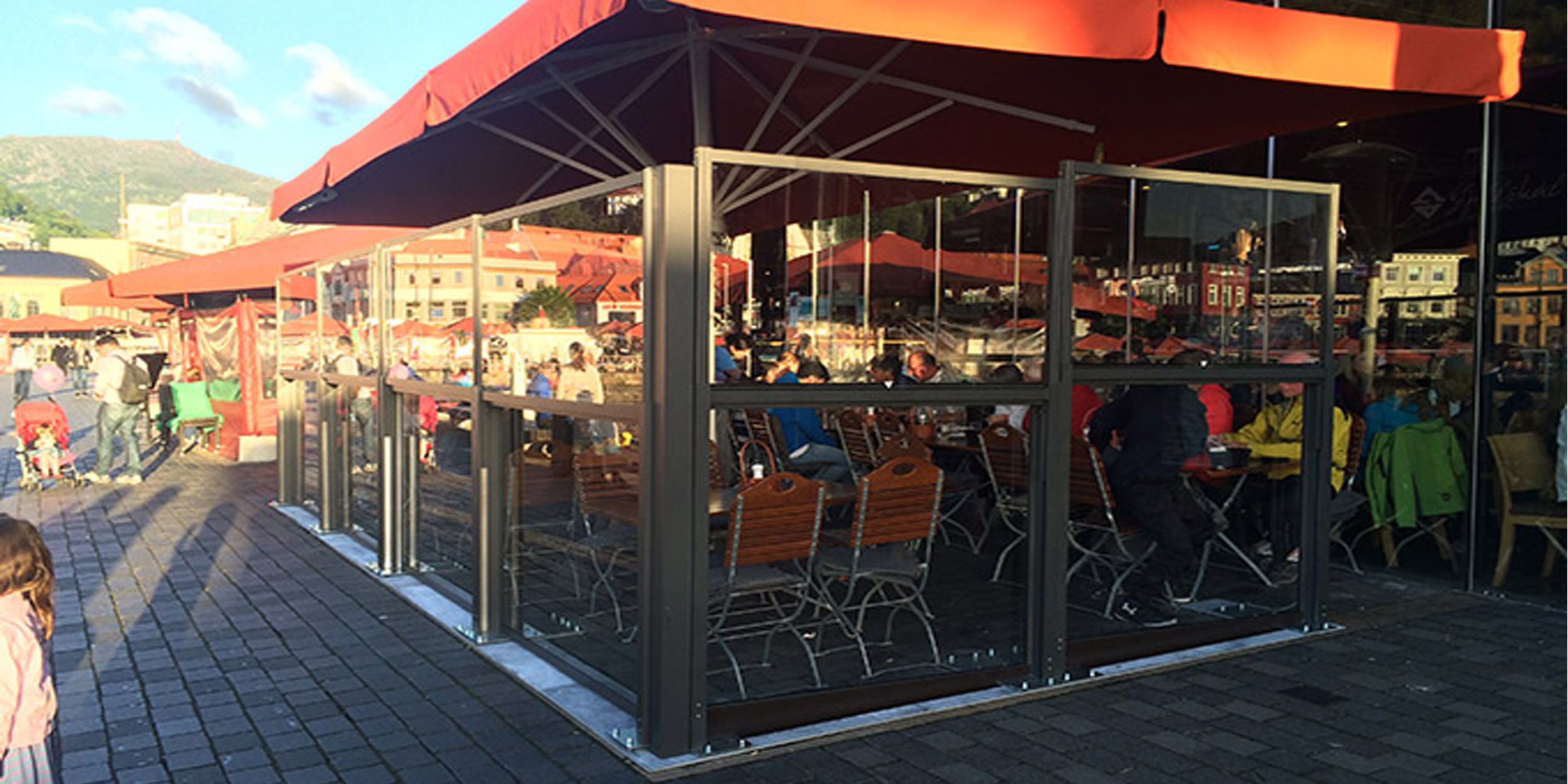 Paravento vetro/alluminio per dehor, locali, bar, ristoranti, gelaterie, birrerie