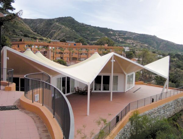 Vela ombreggiante con struttura in acciaio