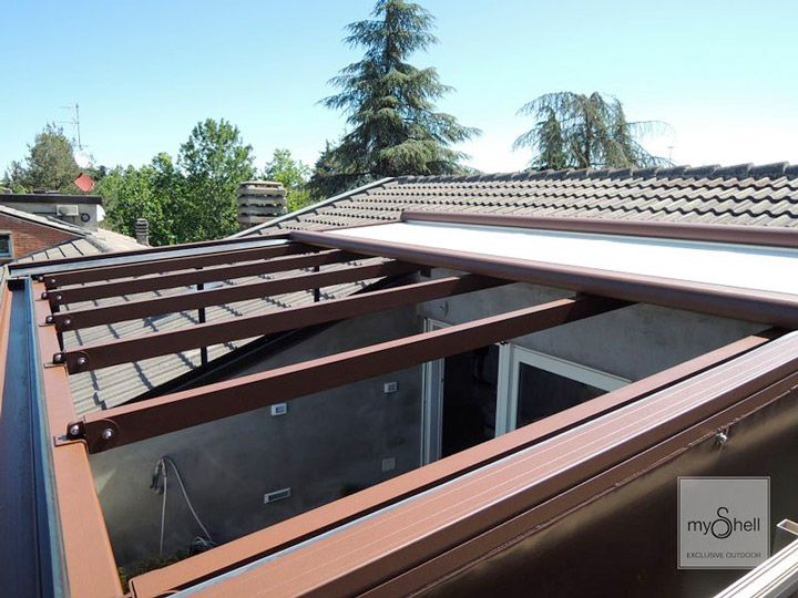 Pergola in alluminio con arcarecci portanti e copertura mobile