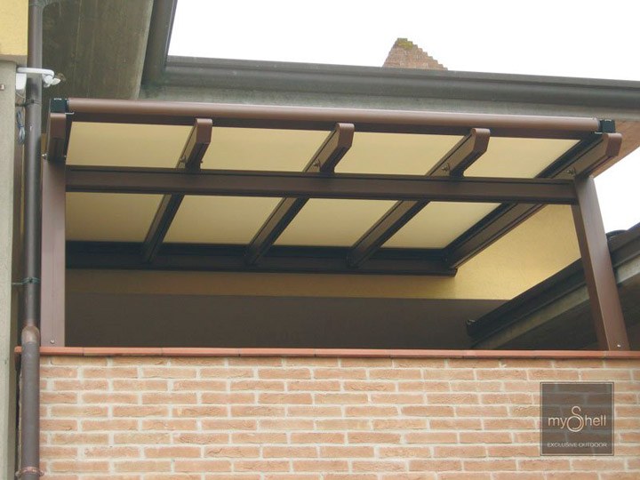 Pergola in alluminio con arcarecci portanti e copertura mobile