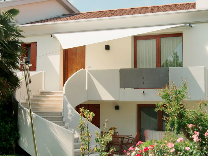 Vela ombreggiante motorizzata per giardino