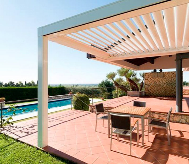 Pergola bioclimatica Vision di Pratic con lamelle frangisole
