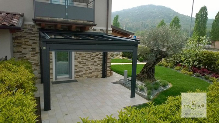 Pergola in alluminio con arcarecci portanti e copertura mobile
