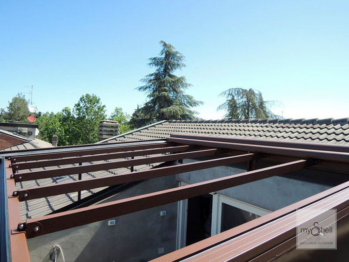 Pergola in alluminio con arcarecci portanti e copertura mobile