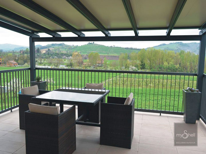 Pergola in alluminio con arcarecci portanti e copertura mobile