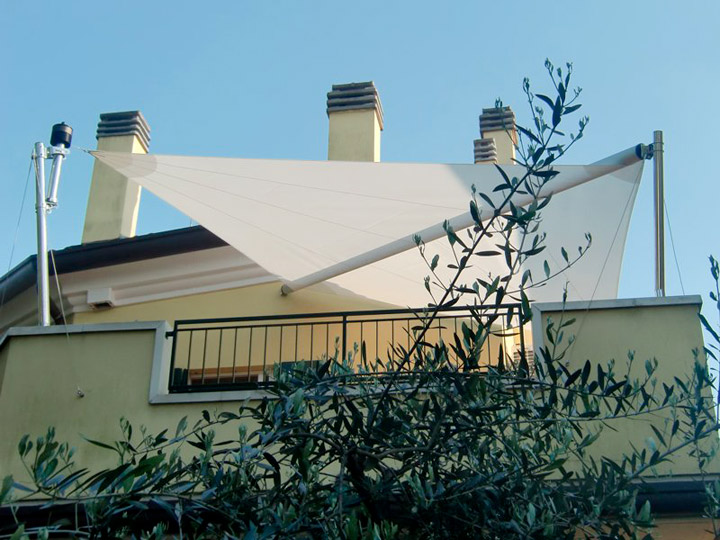 Vela ombreggiante motorizzata per giardino