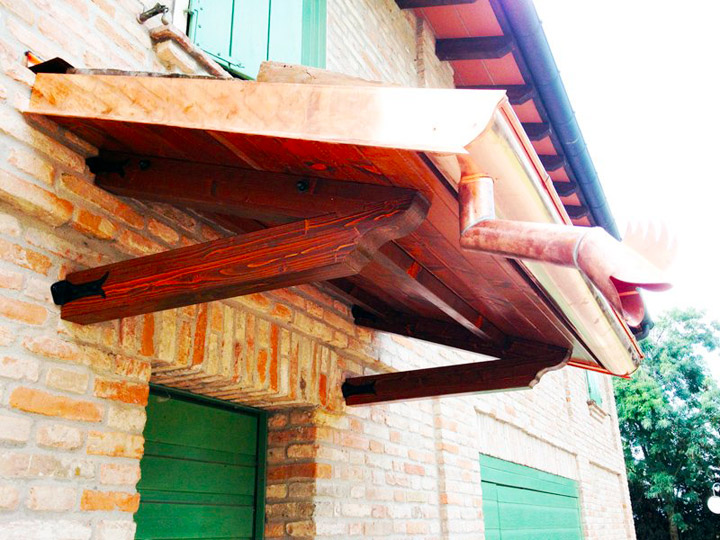pensilina in legno o copriporta