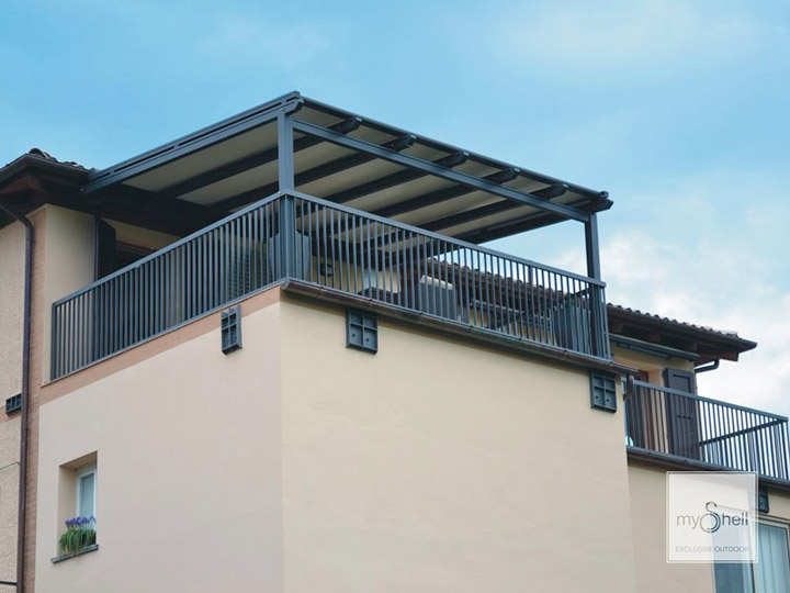 Pergola in alluminio con arcarecci portanti e copertura mobile