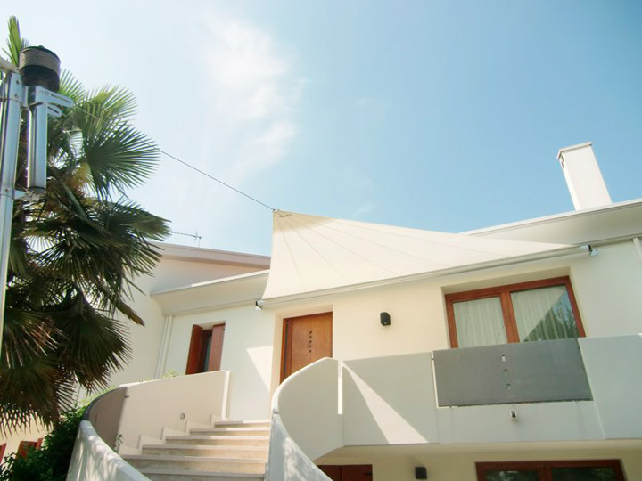 Vela ombreggiante motorizzata per giardino