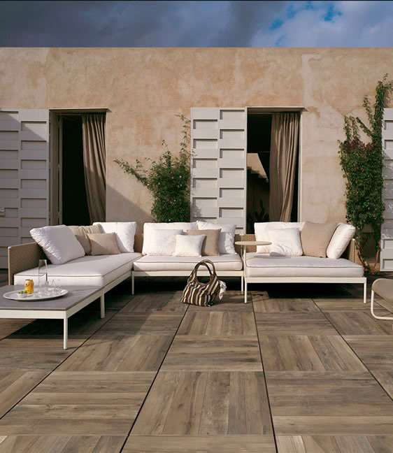 Piastrelle per esterni in gres porcellanato effetto legno, spessore 2 centimetri di Kronos Ceramiche