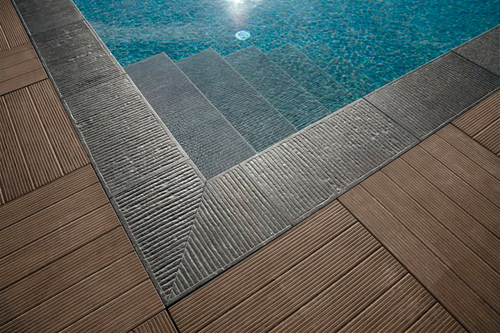 Piastrelle per esterni in gres porcellanato effetto legno, spessore 2 centimetri di Kronos Ceramiche