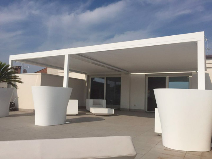 Pergola bioclimatica Vision di Pratic con lamelle frangisole