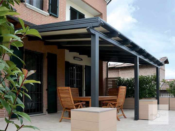Pergola in alluminio con arcarecci portanti e copertura mobile