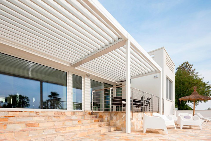 Pergola bioclimatica Vision di Pratic con lamelle frangisole