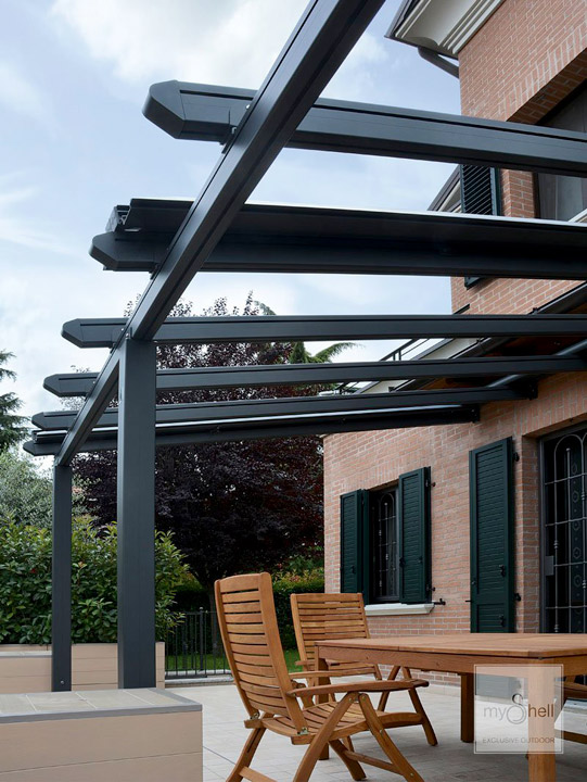 Pergola in alluminio con arcarecci portanti e copertura mobile