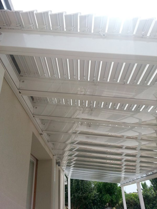 pergola con lamelle frangisole orientabili