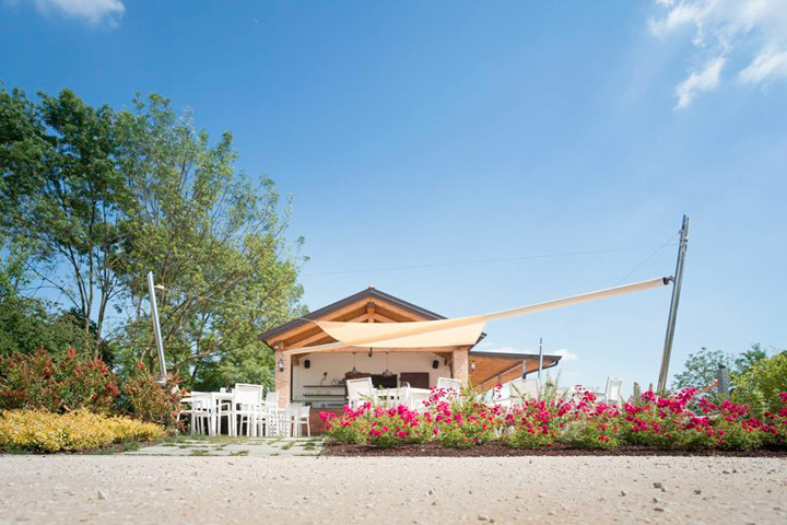 Vela ombreggiante motorizzata per giardino