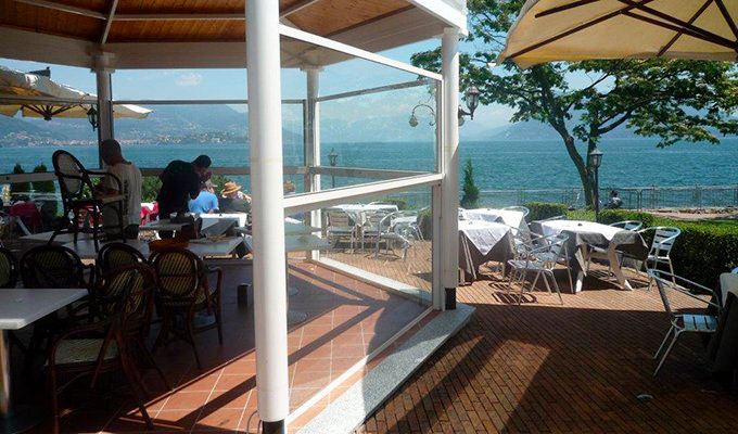 Paravento vetro/alluminio per dehor, locali, bar, ristoranti, gelaterie, birrerie