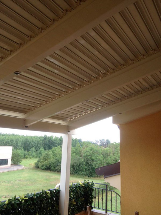 pergola con lamelle frangisole orientabili