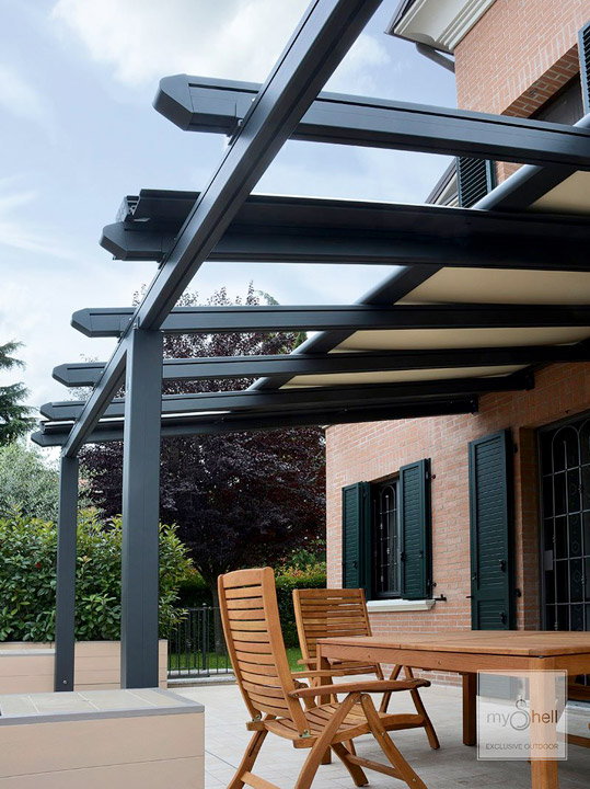 Pergola in alluminio con arcarecci portanti e copertura mobile