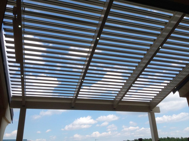 pergola con lamelle frangisole orientabili