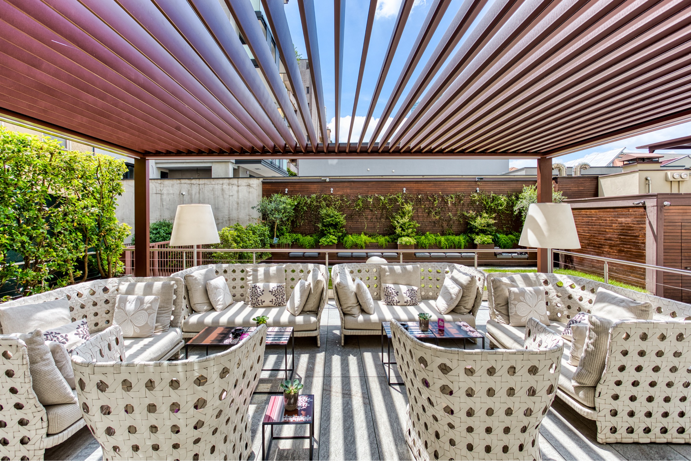 Pergola Spazi Pi&ugrave; con zona lounge a bordo terrazzo