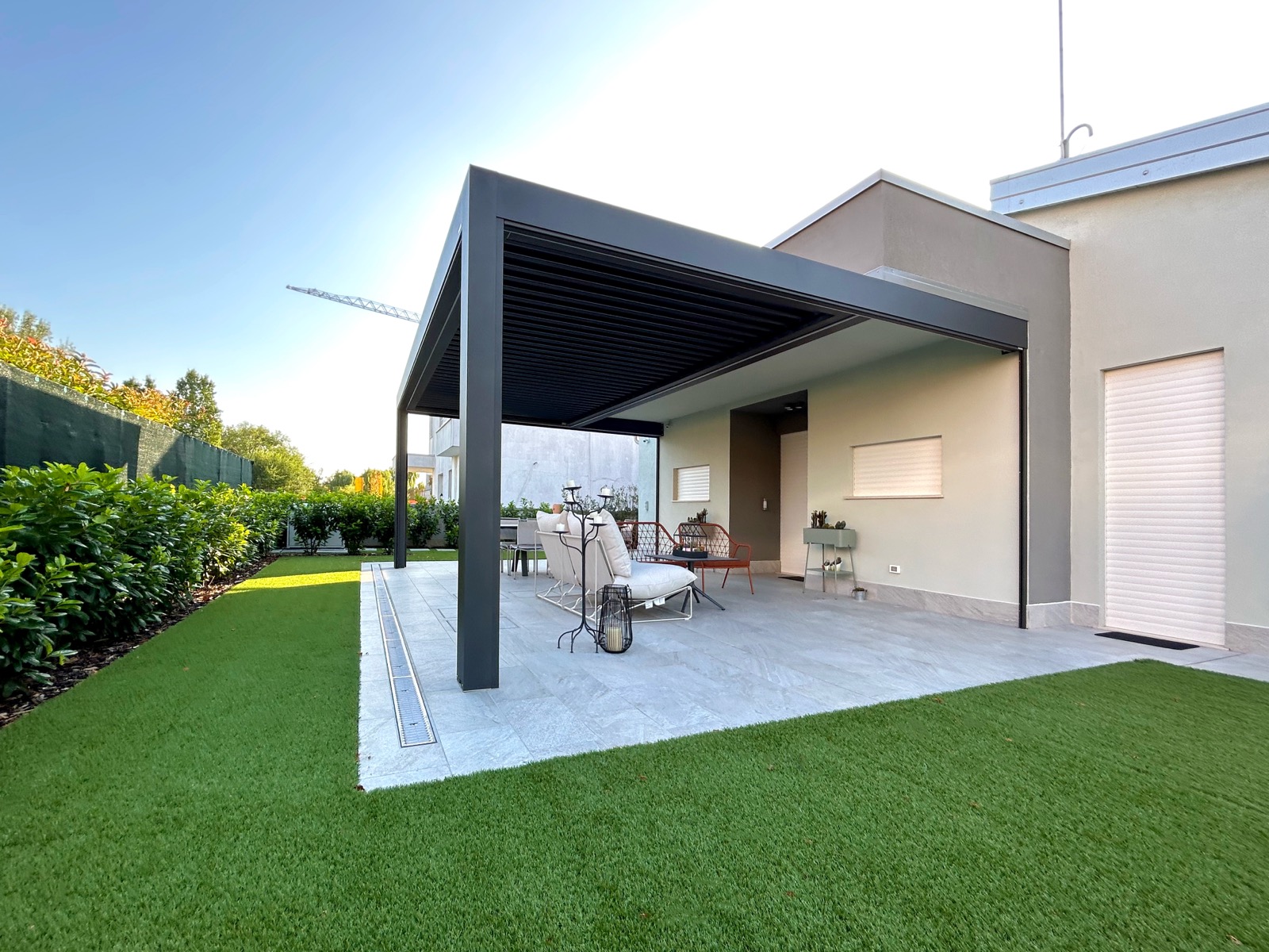 Pergola in alluminio a lame orientabili su giardino
