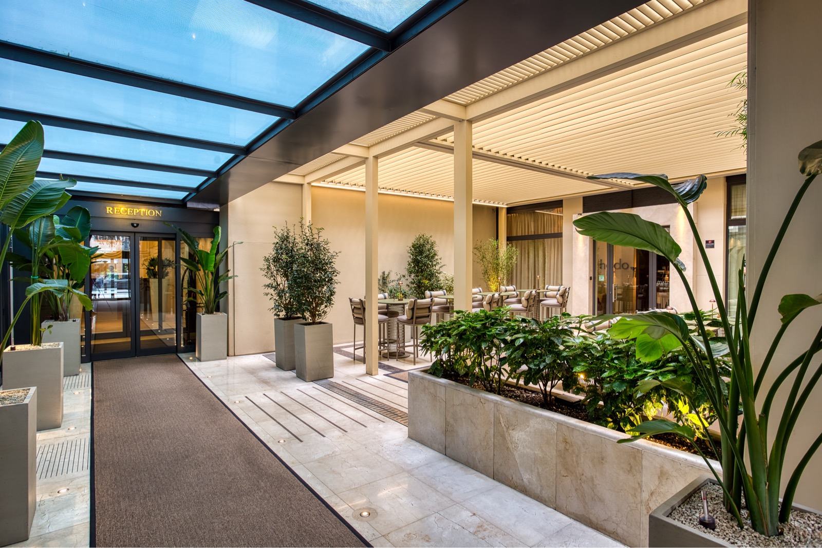 Ingresso hotel con copertura bioclimatica e vetrate