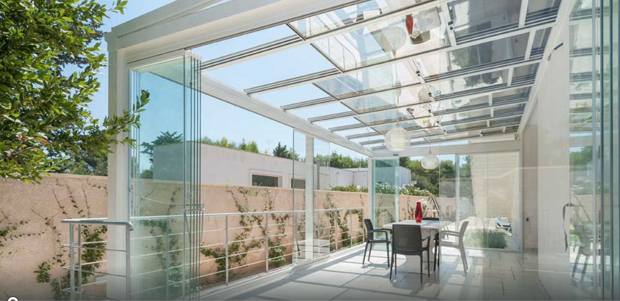 Copertura di design installata su terrazzo moderno