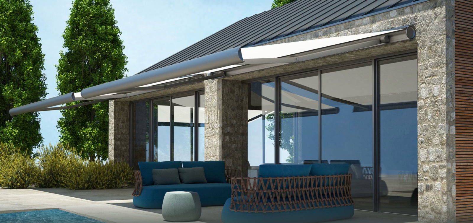 Tecnico durante l’installazione di una tenda da sole